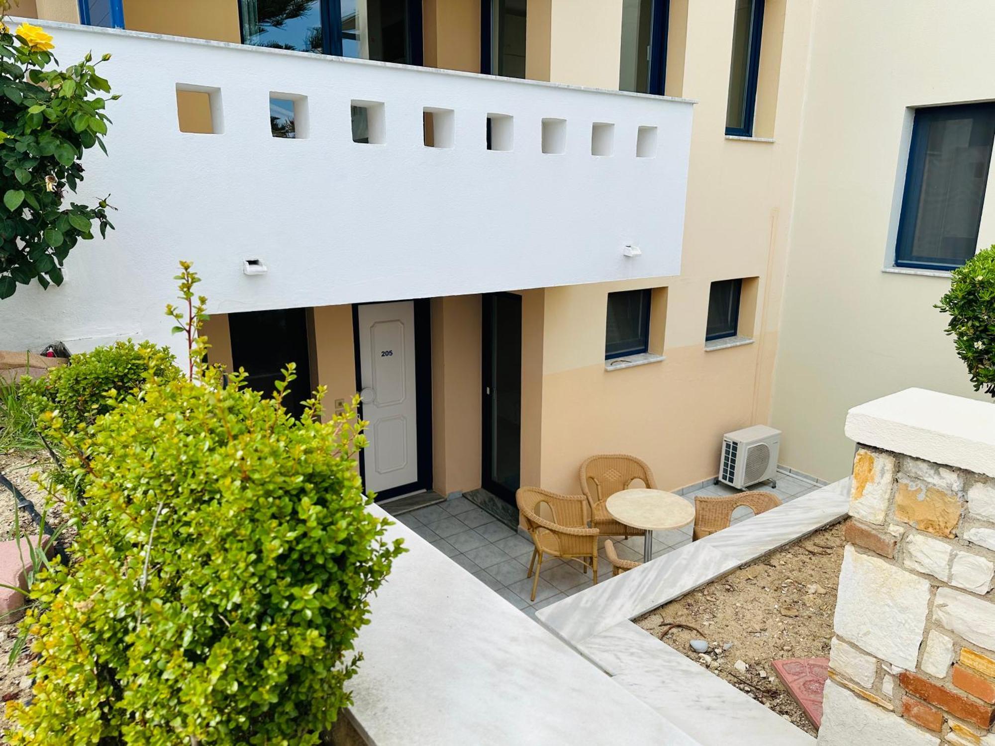 Sea Breeze Apartments Chios Monolia Екстериор снимка